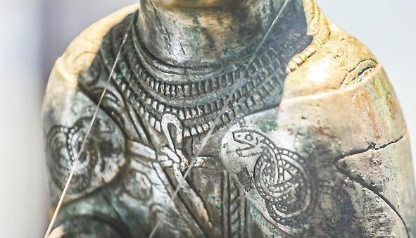 铜俑披帔上刻有神秘的蛇纹。