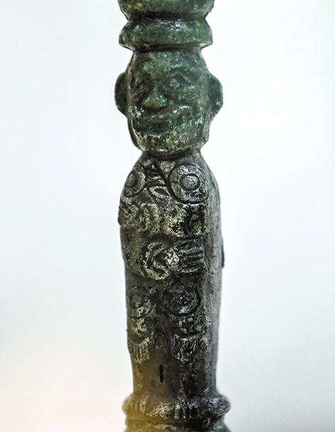 铜鱼杖头饰下部的巫师造型。