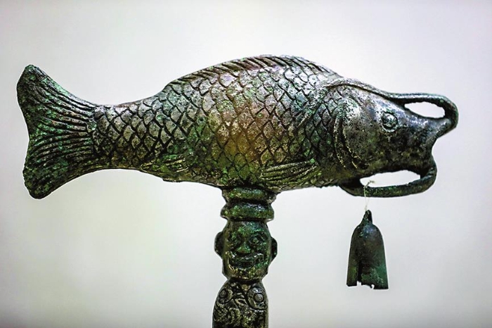 铜鱼杖头饰中的雌鱼造型。