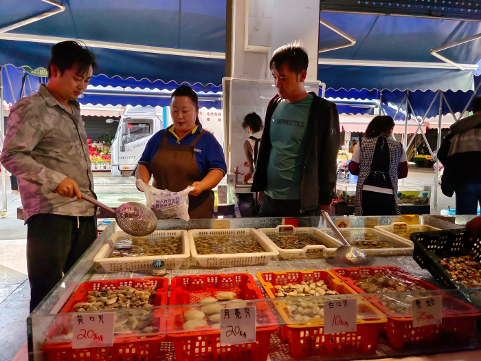 顾客在购买海鲜。11月4日摄。